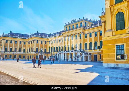 VIENNA, AUSTRIA - 19 FEBBRAIO 2019: Il palazzo di Schonbrunn fu costruito come residenza estiva della famiglia imperiale asburgica, oggi serve da museo Foto Stock