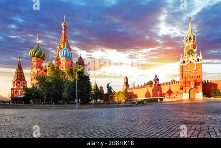 Panorama di Mosca all'alba, la Piazza Rossa con san Basilio in Russia Foto Stock