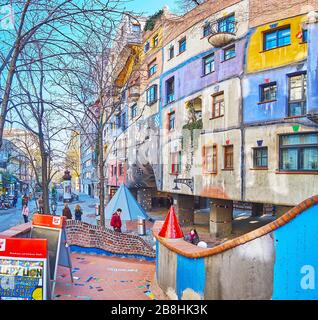 VIENNA, AUSTRIA - 19 FEBBRAIO 2019: Complesso architettonico di via Kegelgasse con pareti colorate di Hundertwasserhaus, il 19 febbraio a Vienna Foto Stock