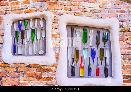 VIENNA, AUSTRIA - 19 FEBBRAIO 2019: Pannelli decorativi simili a finestre sulla parete esterna dell'edificio del museo Hundertwasser; le colorate bottiglie di vetro sono Foto Stock
