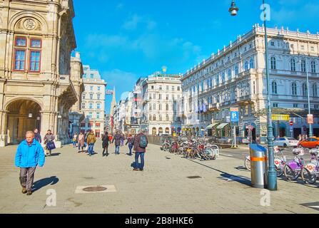 VIENNA, AUSTRIA - 19 FEBBRAIO 2019: L'architettura dell'Opernring con edifici classici, lampioni d'epoca, passeggiatori e Karntner Strass Foto Stock