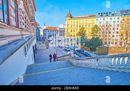 VIENNA, AUSTRIA - 19 FEBBRAIO 2019: La via Augustinerstrasse con edifici storici, palazzi, palazzi, musei e la lunga scalinata di Albertina Foto Stock