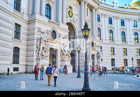 VIENNA, AUSTRIA - 19 FEBBRAIO 2019: Le ghirlande di stucco, le sculture e le statue antiche alla porta di San Michele del Palazzo Hofburg, il 19 febbraio in VI Foto Stock