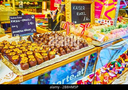 VIENNA, AUSTRIA - 19 FEBBRAIO 2019: Il bancone del negozio di dolciumi tradizionali con vassoi, ripieni di caramelle al cioccolato, palle di marmellata, caramelle Foto Stock
