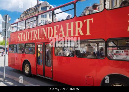 AMBURGO, GERMANIA - 12 MAGGIO 2018: Autobus turistico rosso (Stadtrundfahrt in lingua tedesca) durante le festività del porto. Foto Stock