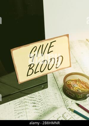 Nota di scrittura che mostra give Blood. Concetto di affari per dimostrare volontariamente ha sangue estratto ed usato per le trasfusioni carta di nota applicata al co nero Foto Stock