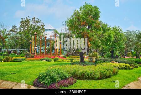 CHIANG mai, THAILANDIA - 7 MAGGIO 2019: Godetevi il paesaggio del parco reale Rajapruek con un sacco di fiori colorati, erbe lussureggianti, alberi e Lanna installazione Foto Stock