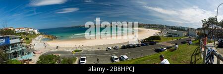 A seguito di un diffuso disprezzo da parte del pubblico per gli avvertimenti di "allontanamento sociale" in Australia durante la pandemia di Coronavirus, Bondi Beach a Sydney è stata chiusa al pubblico. Foto Stock