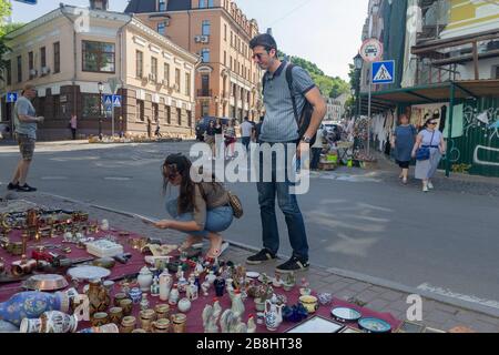 Kiev, Ucraina - 19 maggio 2019: Mercato delle pulci nella discesa di Andrew - la parte storica della città Foto Stock