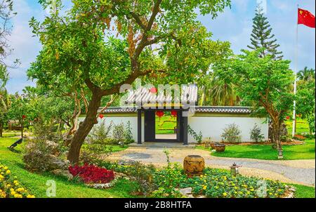 La vista sul giardino ornamentale panoramico, il cancello e la bandiera del giardino cinese, situato nel parco Rajapruek, Chiang mai, Thailandia Foto Stock