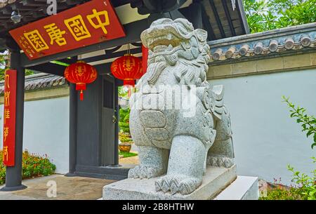 CHIANG mai, THAILANDIA - 7 MAGGIO 2019: La statua della creatura Pixiu con il corpo del leone e le ali del drago alla porta del giardino della Cina nel parco Rajapruek, il mese di maggio Foto Stock