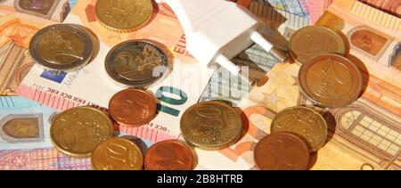 un tappo con banconote in euro e piccoli soldi Foto Stock