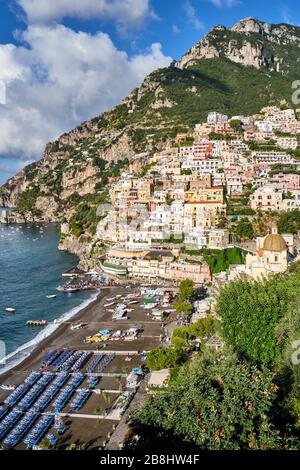 La famosa località balneare di Positano sulla Costiera Amalfitana Foto Stock