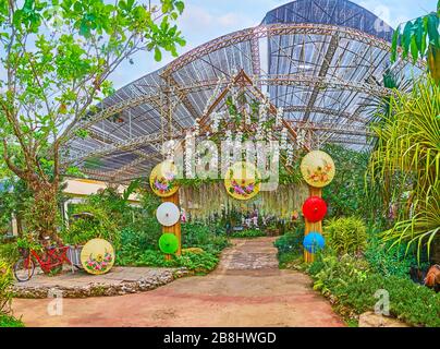 CHIANG mai, THAILANDIA - 7 MAGGIO 2019: L'ingresso alla serra del padiglione orchido del parco reale Rajapruek, decorato con ombrelli di stile orientale Foto Stock