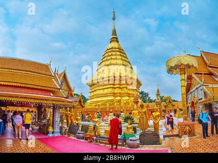 CHIANG mai, THAILANDIA - 7 MAGGIO 2019: Panorama di Wat Phra che Doi Suthep tempio cortile con una vista sulla sua pagoda d'oro, ombrelloni, Buddha i Foto Stock