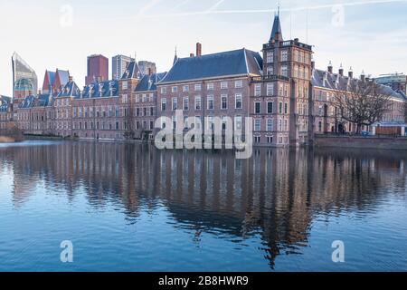 L'Aia - Febbraio 17 2019: L'Aia, le Neherlands. Castello di Binnenhof, Parlamento olandese, con il lago Hofvijver, sullo sfondo di grattacieli Foto Stock