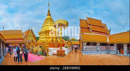 CHIANG mai, THAILANDIA - 7 MAGGIO 2019: Panorama del cortile di Wat Phra che tempio di Doi Suthep con una vista sul suo stupa principale dorato, chatra bumb ornato Foto Stock