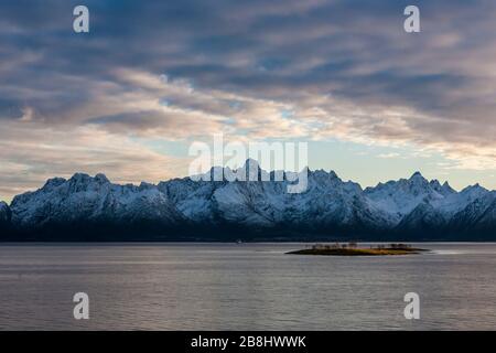 Montagne sull'isola di Austvågøya, Vesterålen, Norvegia settentrionale Foto Stock