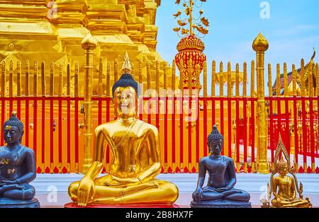 La linea delle immagini del Buddha nel toccare la Terra (Terra il testimone) gesto al principale chedi (stupa) di Wat Phra That Doi Suthep tempio, Chiang mai, tailandese Foto Stock