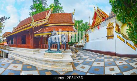 Panorama di Lanna Viharas stile (santuari) di Wat Phra che Doi Suthep tempio con serpenti dorati Naga, tetti di piathe, scolpiti modelli ed elefa di bronzo Foto Stock