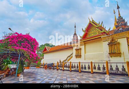 Passeggia nel giardino del tempio di Wat Phra That Doi Suthep e goditi la sua architettura unica e le belle campane rituali, Chiang mai, Thailandia Foto Stock