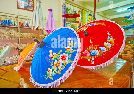 BORSANG, THAILANDIA - 7 MAGGIO 2019: Gli ombrelli colorati, decorati con motivi floreali e frange nel negozio di souvenir del villaggio artigianale, il 7 maggio nel Foto Stock