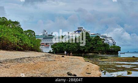 Nave da crociera nano Kiriwina Island PNG Kiriwina Island PNG Papua Nuova Guinea nuvoloso Overcast Sky Stormy Tourism Beach Tropical Island Sun Pr Foto Stock