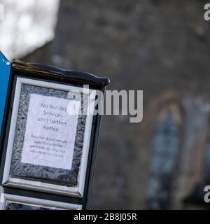 Cardiff, Galles, Regno Unito. 22 marzo 2020. CARDIFF, GALLES, REGNO UNITO - 22 MARZO 2020 - UN cartello fuori dalla Chiesa parrocchiale di St Mary a St Fagans, Cardiff recita 'No Sunday Services Until agreed'. Credit: Mark Hawkins/Alamy Live News Foto Stock