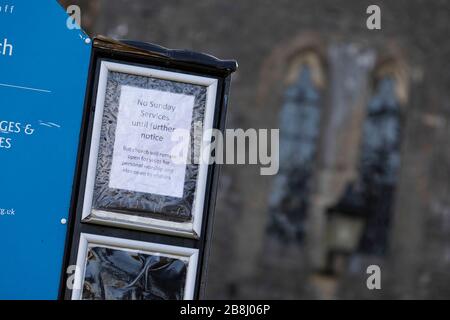 Cardiff, Galles, Regno Unito. 22 marzo 2020. CARDIFF, GALLES, REGNO UNITO - 22 MARZO 2020 - UN cartello fuori dalla Chiesa parrocchiale di St Mary a St Fagans, Cardiff recita 'No Sunday Services Until agreed'. Credit: Mark Hawkins/Alamy Live News Foto Stock