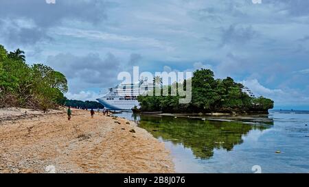 Nave da crociera nano Kiriwina Island PNG Kiriwina Island PNG Papua Nuova Guinea nuvoloso Overcast Sky Stormy Tourism Beach Tropical Island Sun Pr Foto Stock