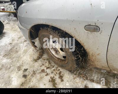 Il dettaglio della vettura completamente sporca dal fango dopo la gara di trascinamento su un campo durante l'inverno. Necessita di una pulizia completa degli esterni e degli interni. Foto Stock