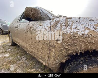 Il dettaglio della vettura completamente sporca dal fango dopo la gara di trascinamento su un campo durante l'inverno. Necessita di una pulizia completa degli esterni e degli interni. Foto Stock