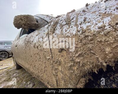 Il dettaglio della vettura completamente sporca dal fango dopo la gara di trascinamento su un campo durante l'inverno. Necessita di una pulizia completa degli esterni e degli interni. Foto Stock