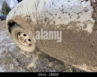 Il dettaglio della vettura completamente sporca dal fango dopo la gara di trascinamento su un campo durante l'inverno. Necessita di una pulizia completa degli esterni e degli interni. Foto Stock