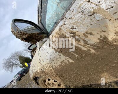 Il dettaglio della vettura completamente sporca dal fango dopo la gara di trascinamento su un campo durante l'inverno. Necessita di una pulizia completa degli esterni e degli interni. Foto Stock