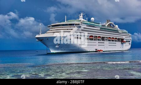 Turisti a bordo della Sun Princess con partenza da Kiriwina Island PNG Kiriwina Island PNG Papua New Guinea Cloudy Overcast Sky Stormy Tourism Foto Stock