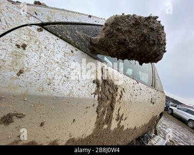 Il dettaglio della vettura completamente sporca dal fango dopo la gara di trascinamento su un campo durante l'inverno. Necessita di una pulizia completa degli esterni e degli interni. Foto Stock