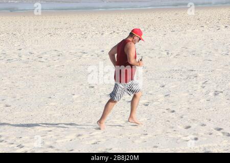 Sydney, Australia. 22 marzo 2020. Il consiglio di Waverley ha chiuso le sue spiagge nel tentativo di prevenire grandi raduni di persone a causa del coronavirus (Covid-19). Nella foto: Un uomo solitario è stato avvistato sulla spiaggia di Bondi. Credit: Richard Milnes/Alamy Live News Foto Stock