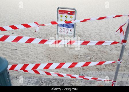 Sydney, Australia. 22 marzo 2020. Il consiglio di Waverley ha chiuso le sue spiagge nel tentativo di prevenire grandi raduni di persone a causa del coronavirus (Covid-19). Nella foto: Bronte Beach è chiusa. Credit: Richard Milnes/Alamy Live News Foto Stock