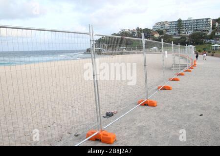 Sydney, Australia. 22 marzo 2020. Il consiglio di Waverley ha chiuso le sue spiagge nel tentativo di prevenire grandi raduni di persone a causa del coronavirus (Covid-19). Nella foto: Bronte Beach è chiusa. Credit: Richard Milnes/Alamy Live News Foto Stock