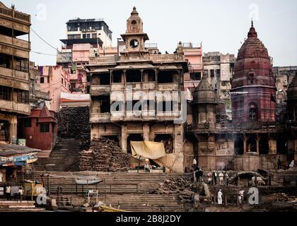 Varanasi, conosciuta anche come Benares, Banaras o Kashi, è una città sulle rive del fiume Gange nell'Uttar Pradesh, India, famosa per la cremazione dei morti Foto Stock