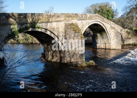 Old Pack Horse Bridge Ilkley River Wharfe 3 ponti Trail West Yorkshire Wharfedale Regno Unito Foto Stock