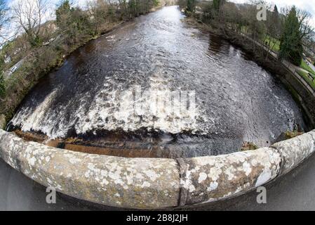 Ponte in pietra sul River Wharfe Ilkley West Yorkshire Regno Unito Foto Stock