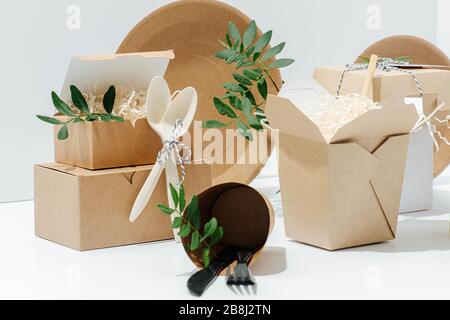 stoviglie eco-friendly decorate con foglie e posate fatte di amido di mais Foto Stock