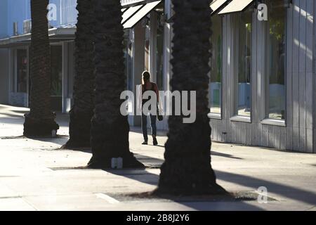 Miami Beach, Florida, Stati Uniti. 21 Mar 2020. Una vista generale di South Beach chiude bar e ristoranti chiusi a causa della pandemia Coronavirus COVID-19 il 21 marzo 2020 a Miami Beach, Florida. Credit: Mpi04/Media Punch/Alamy Live News Foto Stock