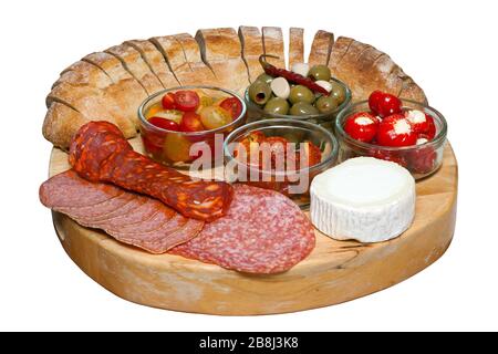 Antipasti mediterranei assortiti su una tavola di legno con fondo bianco isolato e sentiero di taglio Foto Stock