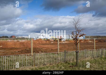 Nuove case costruite su un ex Hucknall Aerodromo e Rolls Royce Test Center, Regno Unito. Foto Stock