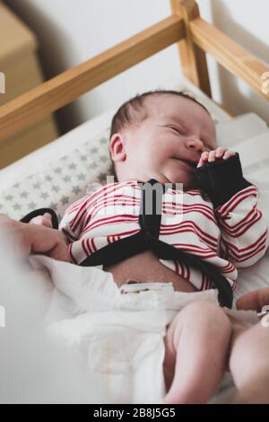 Cambiando la madre del bambino all'interno del pannolino Foto Stock