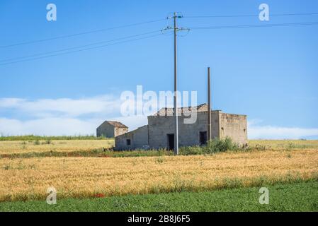 Edificio abbandonato su un campo della provincia di Trapani sull'Isola di Sicilia in Italia Foto Stock