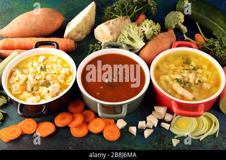 Set di tre zuppe da cucina mondiale, cibo sano. Brodo con tagliatelle, zuppa di manzo e brodo con gnocchi di midollo. Tutte le zuppe con verdure sane Foto Stock